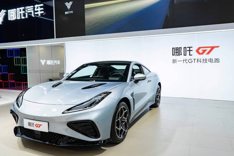 东莞256哪吒汽车在智能汽车领域的表现，领途汽车在新能源汽车市场中的影响力